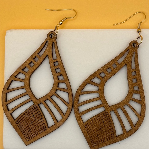 Beautiful carved wooden earrings - Picture 2 of 3